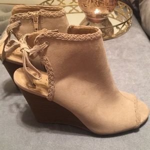 LC Lauren Conrad Nude Wedges